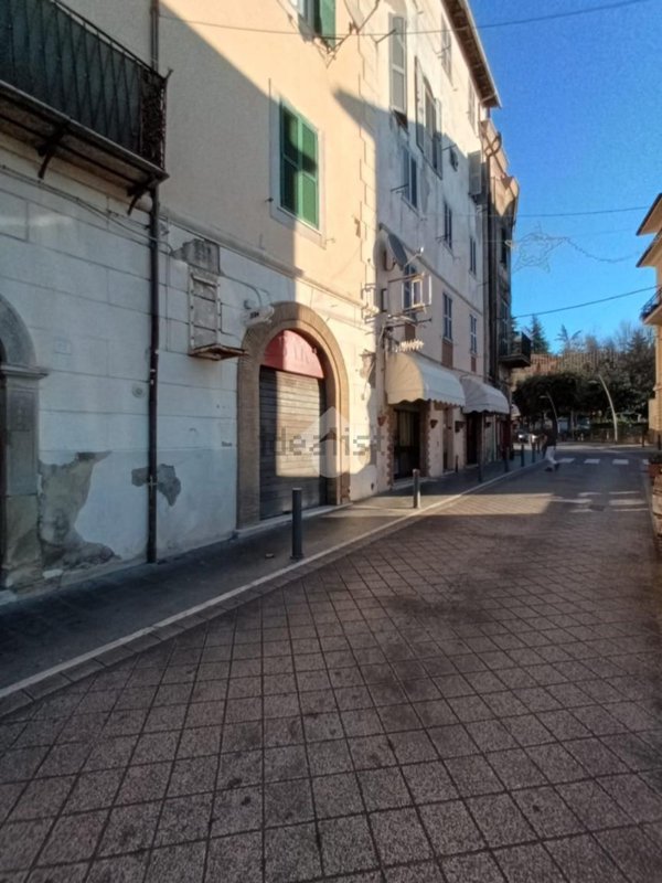 locale commerciale in vendita ad Olevano Romano