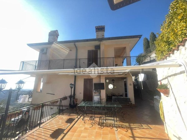 casa indipendente in vendita ad Olevano Romano