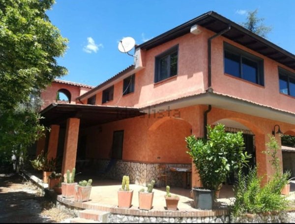 casa indipendente in vendita ad Olevano Romano