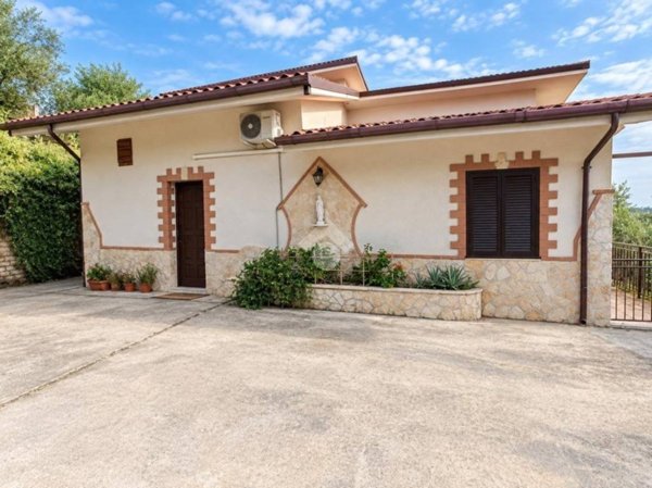 casa indipendente in vendita ad Olevano Romano