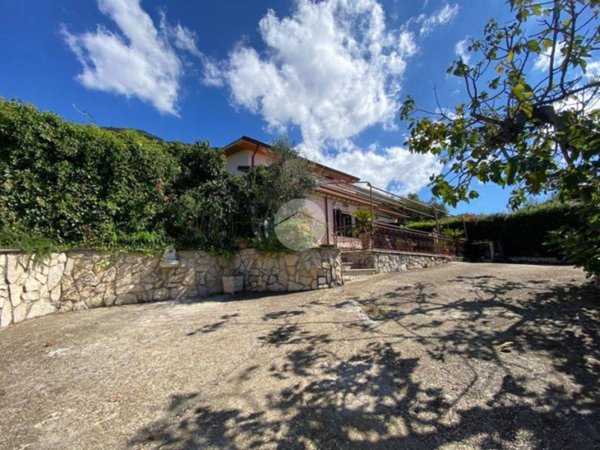 casa indipendente in vendita a Palombara Sabina