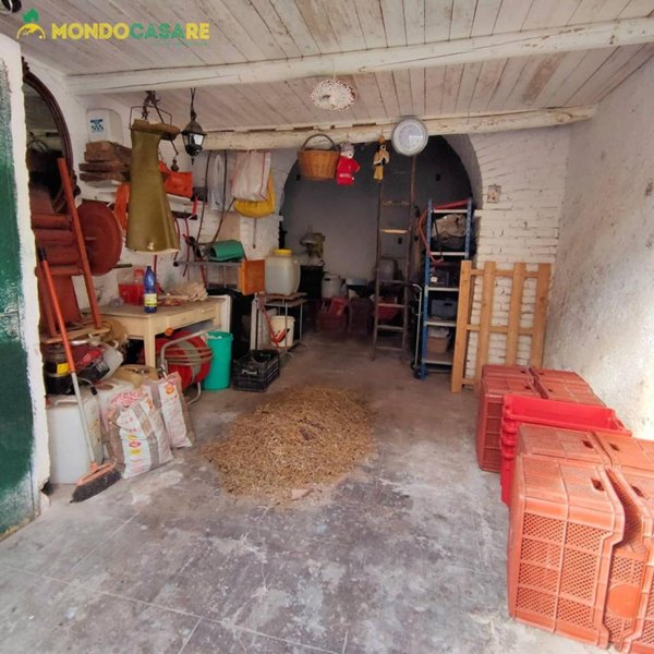locale di sgombero in vendita a Palombara Sabina
