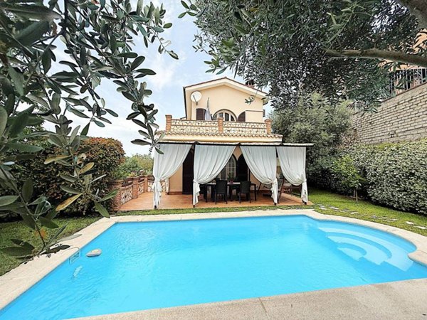 casa indipendente in vendita a Palombara Sabina