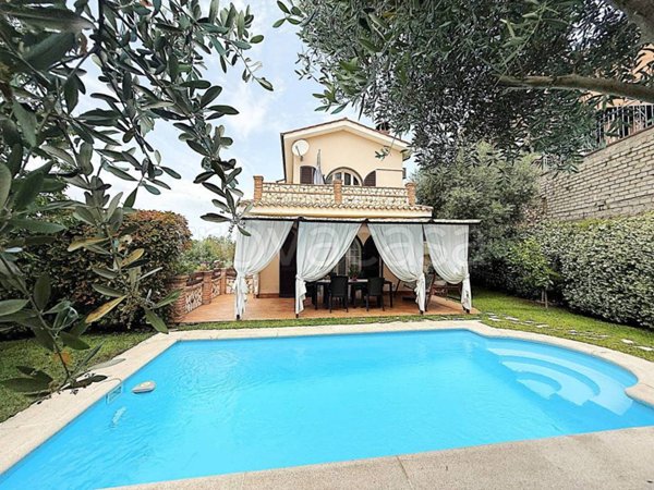 casa indipendente in vendita a Palombara Sabina