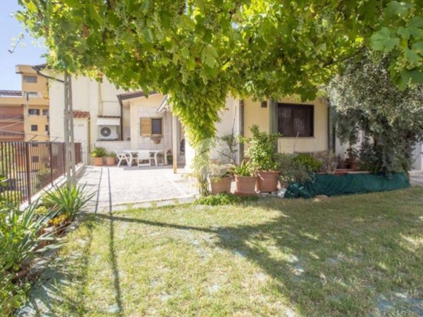 casa indipendente in vendita a Palombara Sabina