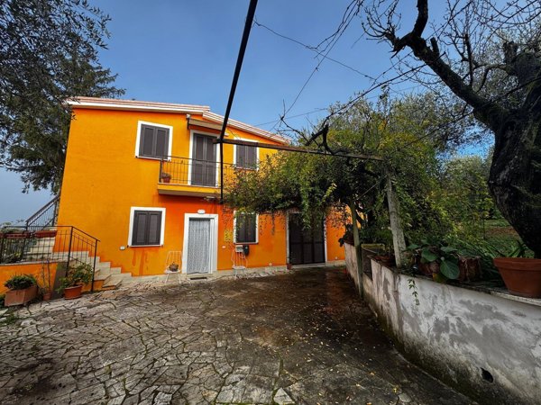 casa indipendente in vendita a Palombara Sabina