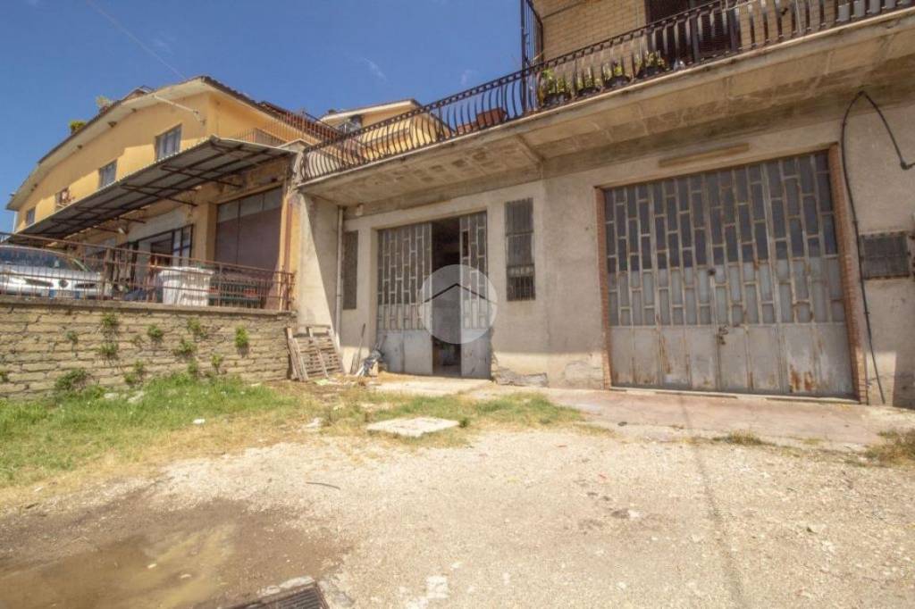 locale di sgombero in vendita a Palombara Sabina