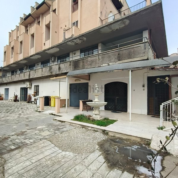 locale commerciale in vendita a Palombara Sabina