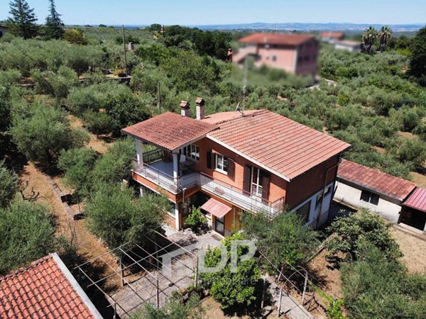 casa indipendente in vendita a Palombara Sabina in zona Stazzano