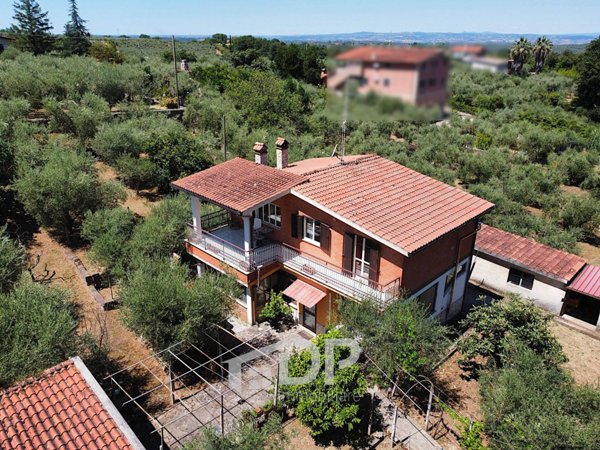 casa indipendente in vendita a Palombara Sabina in zona Stazzano
