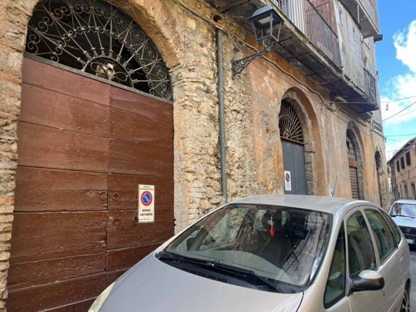 locale di sgombero in vendita a Palombara Sabina