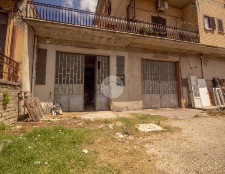 locale di sgombero in vendita a Palombara Sabina