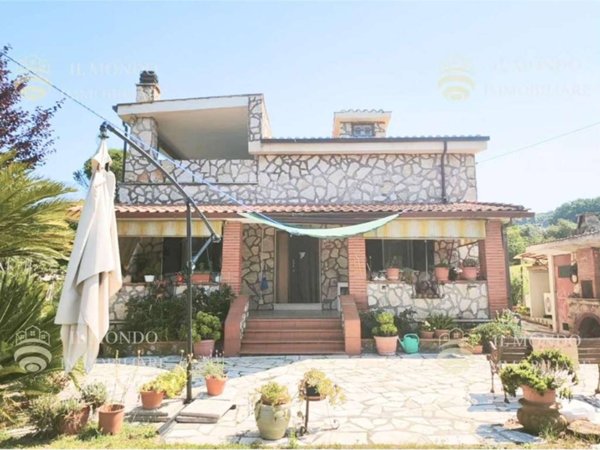 casa indipendente in vendita a Palombara Sabina in zona Cretone