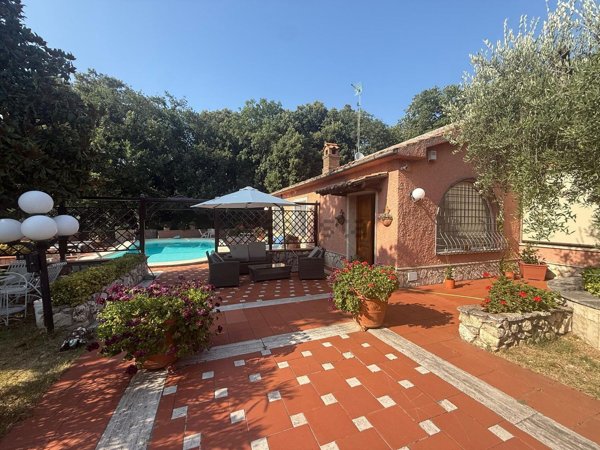 casa indipendente in vendita a Palombara Sabina in zona Stazzano