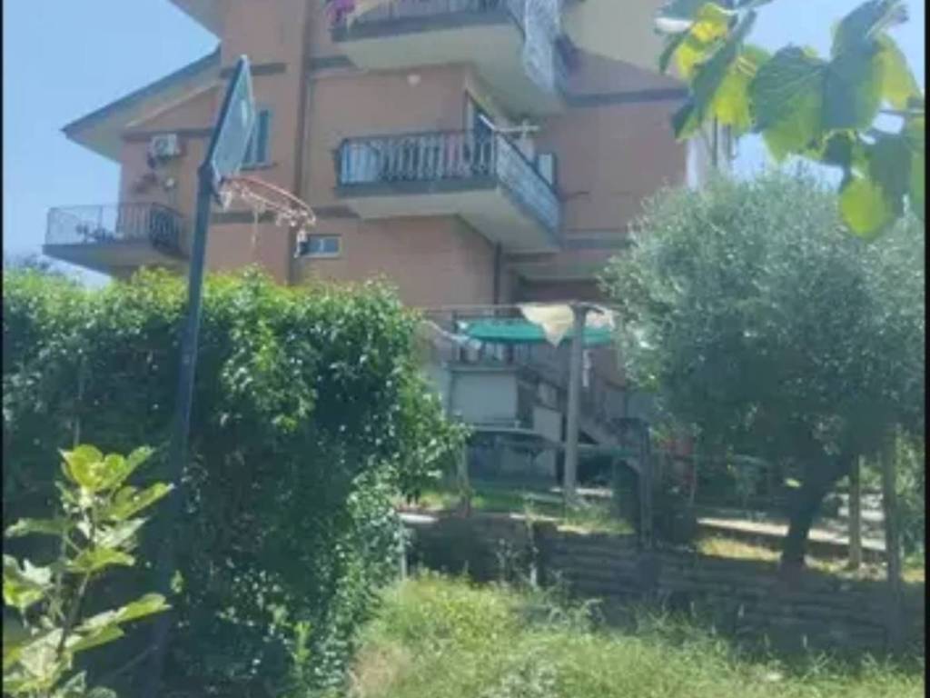 intera palazzina in vendita a Poli