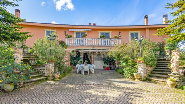 casa indipendente in vendita a Poli