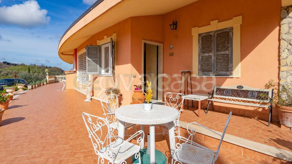 casa indipendente in vendita a Poli