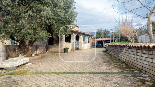 casa indipendente in vendita a Poli