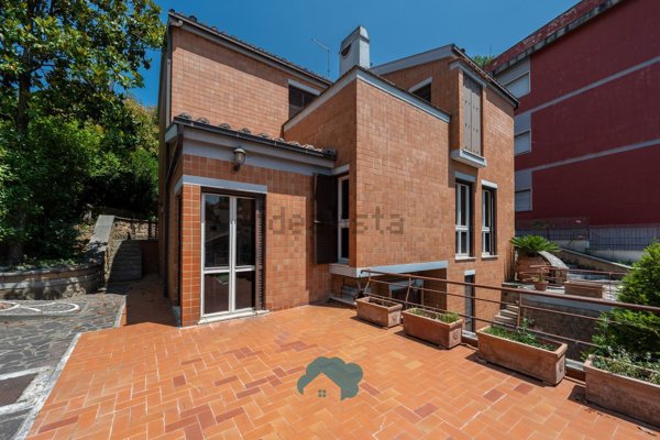 casa indipendente in vendita a Poli