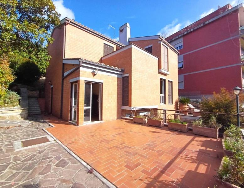 casa indipendente in vendita a Poli