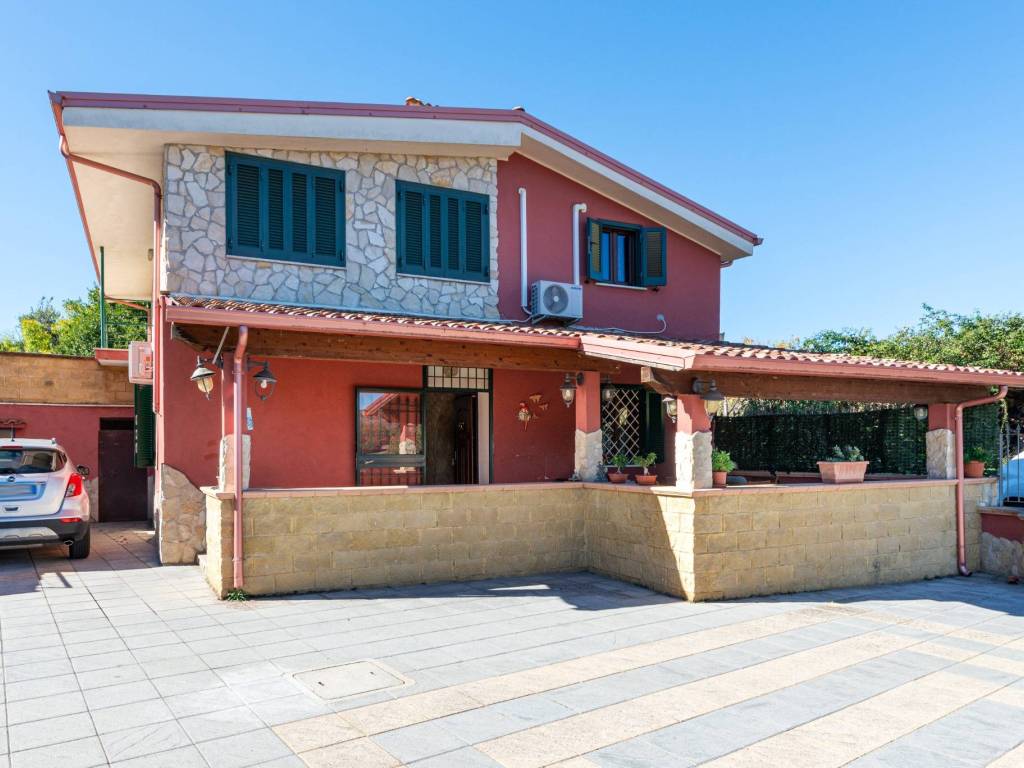 casa indipendente in vendita a Poli in zona Colle Spina