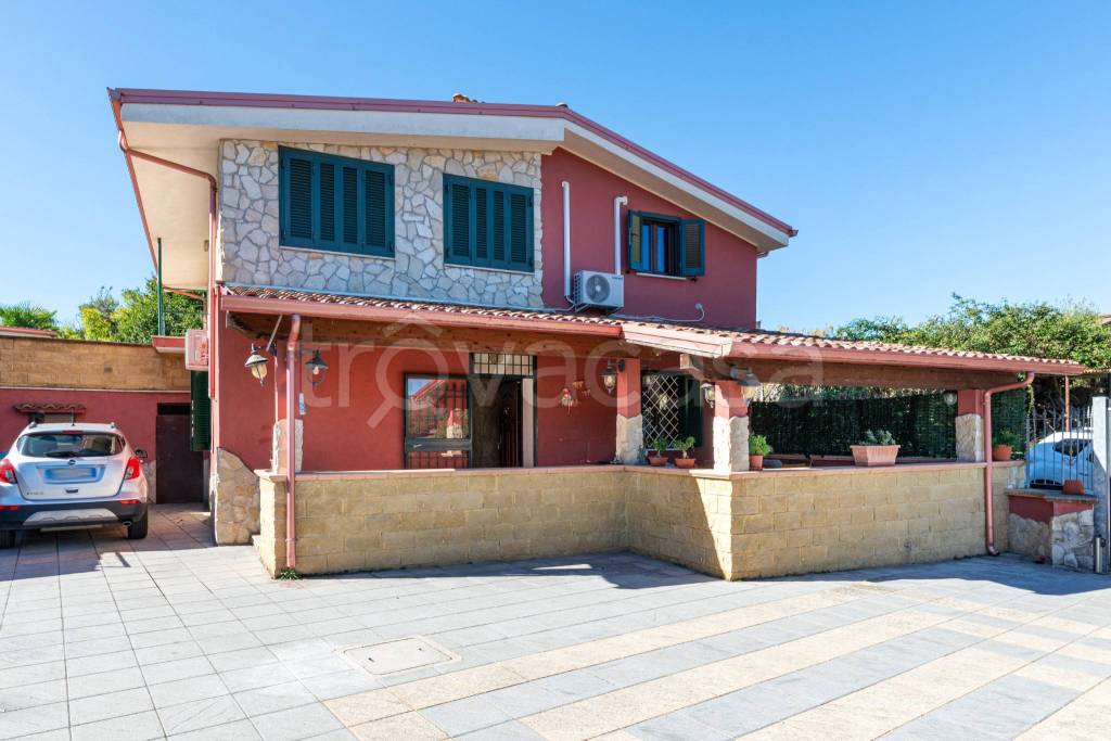 casa indipendente in vendita a Poli in zona Colle Spina