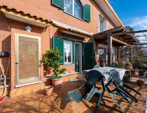 casa indipendente in vendita a Poli in zona Colle Spina