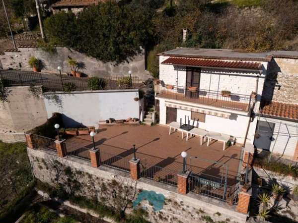casa indipendente in vendita a Poli