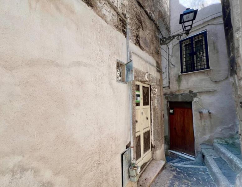 intera palazzina in vendita a Poli in zona Colle Spina