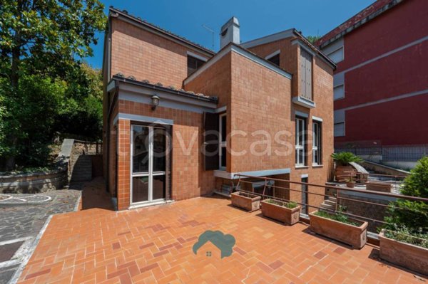 casa indipendente in vendita a Poli