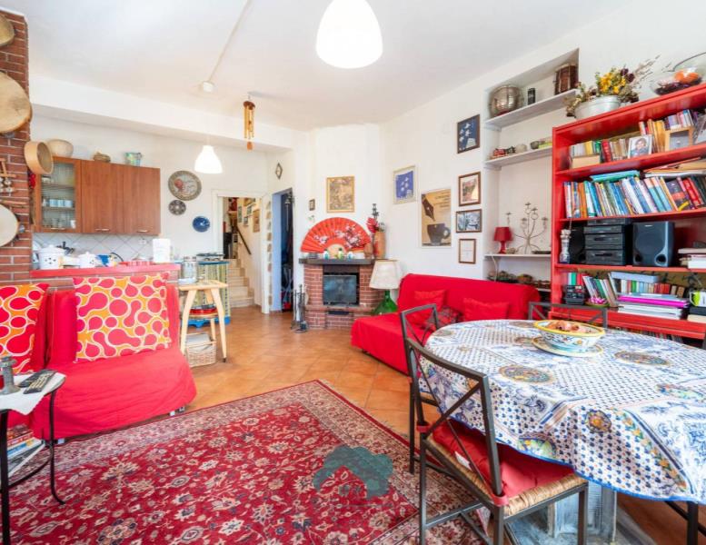 casa indipendente in vendita a Poli in zona Colle Spina