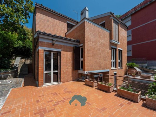 casa indipendente in vendita a Poli in zona Colle Cancelliere