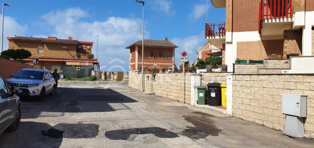 ufficio in vendita a Pomezia in zona Torvaianica
