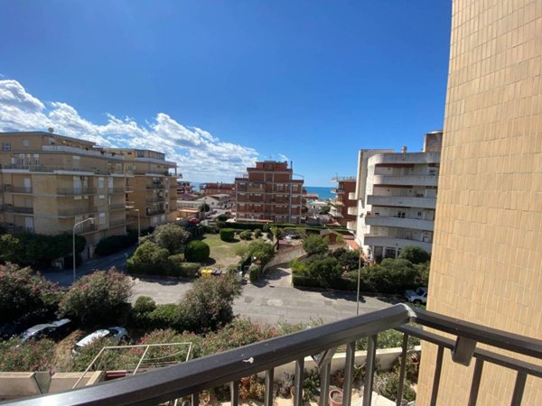 appartamento in vendita a Pomezia in zona Pratica di Mare