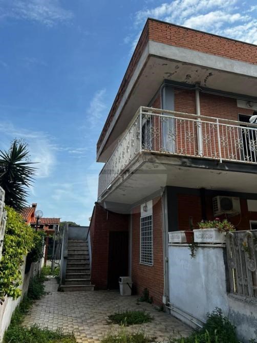 appartamento in vendita a Pomezia in zona Campo Ascolano