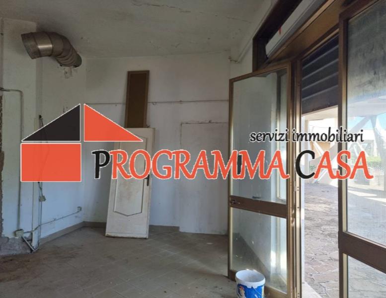 negozio in vendita a Pomezia in zona Colli di Enea