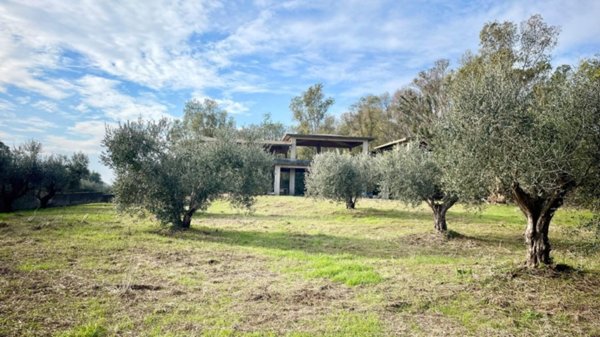 casa indipendente in vendita a Pomezia in zona Pratica di Mare