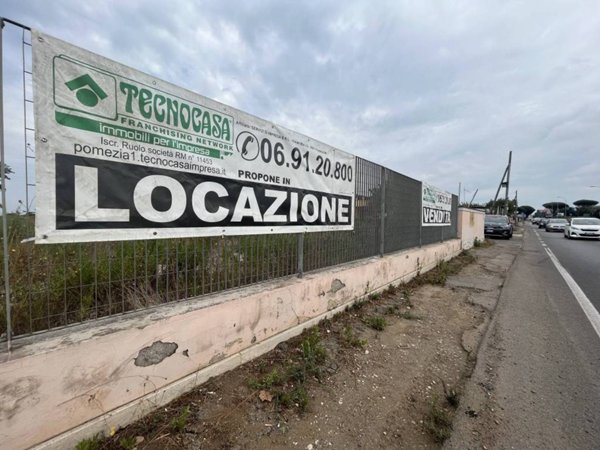 locale commerciale in vendita a Pomezia in zona Pratica di Mare