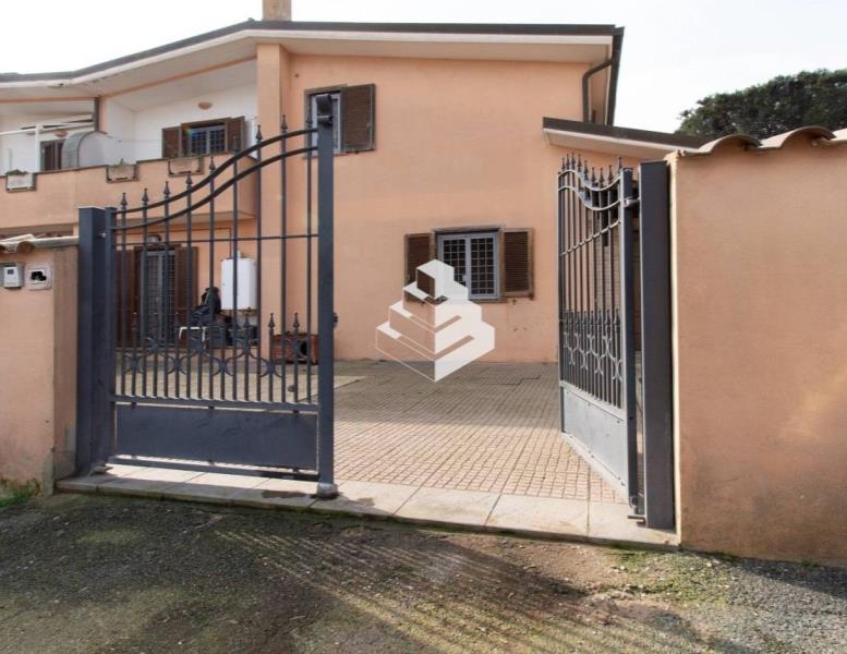 casa indipendente in vendita a Pomezia in zona Torvaianica Alta