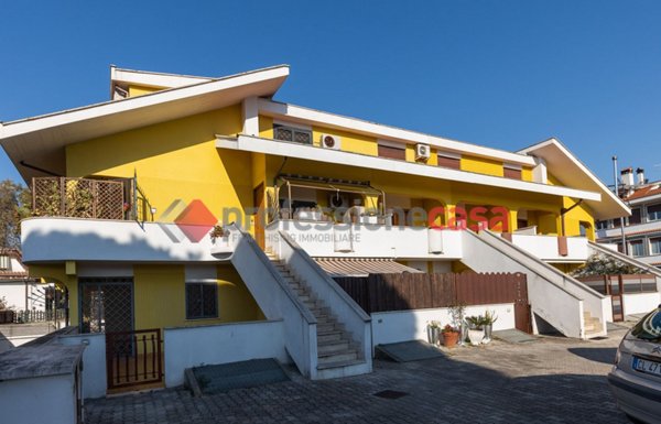 casa indipendente in vendita a Pomezia in zona Torvaianica