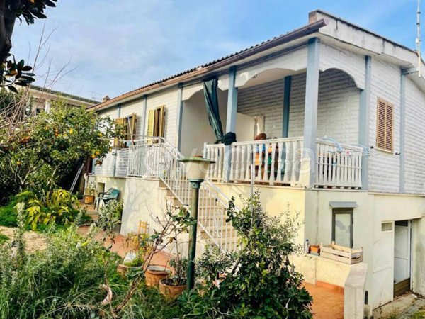 casa indipendente in vendita a Pomezia in zona Torvaianica Alta