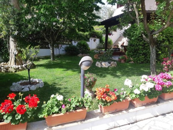 casa indipendente in vendita a Pomezia