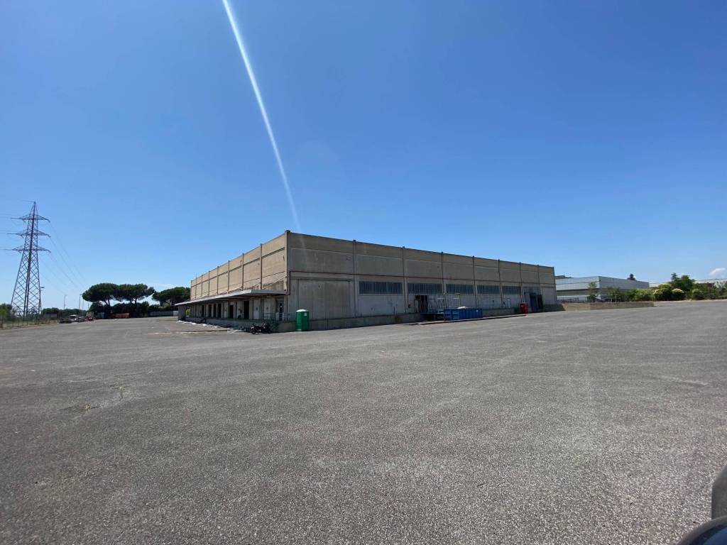 locale commerciale in vendita a Pomezia in zona Santa Palomba