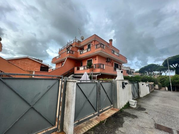 casa indipendente in vendita a Pomezia in zona Torvaianica