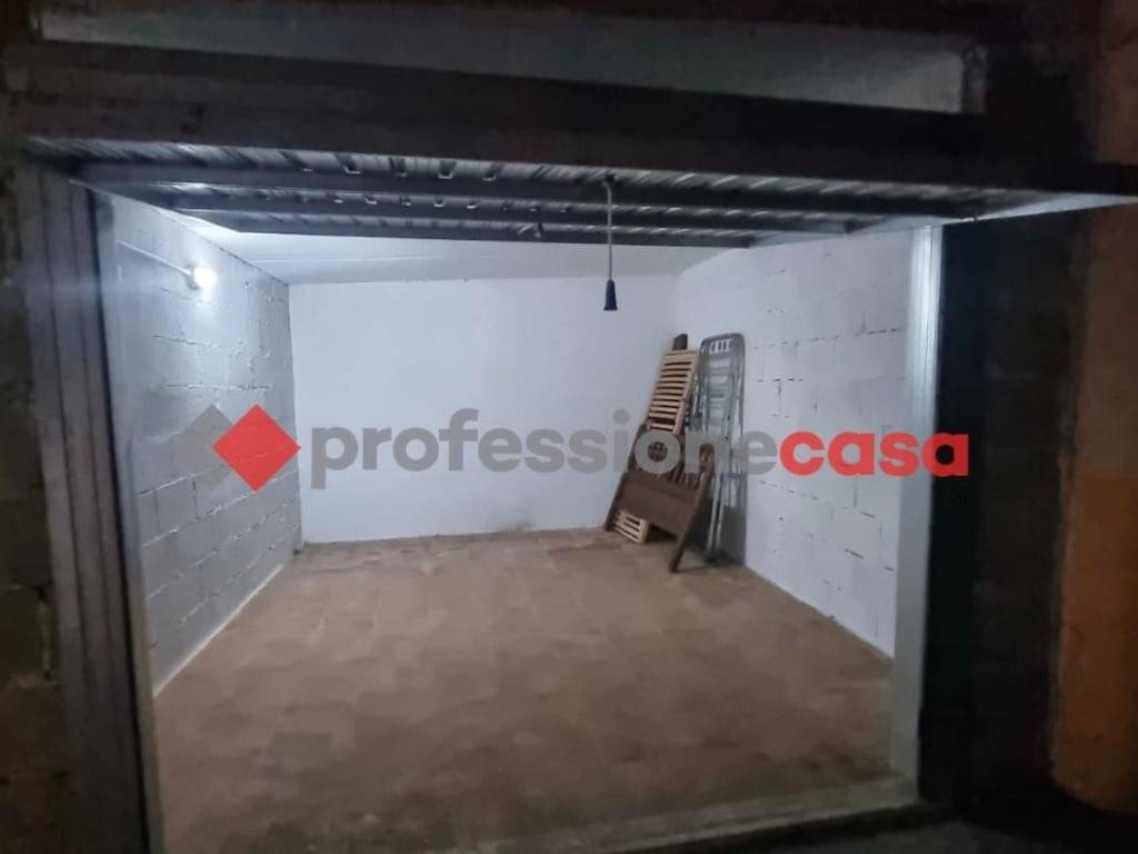locale di sgombero in vendita a Pomezia in zona Pratica di Mare