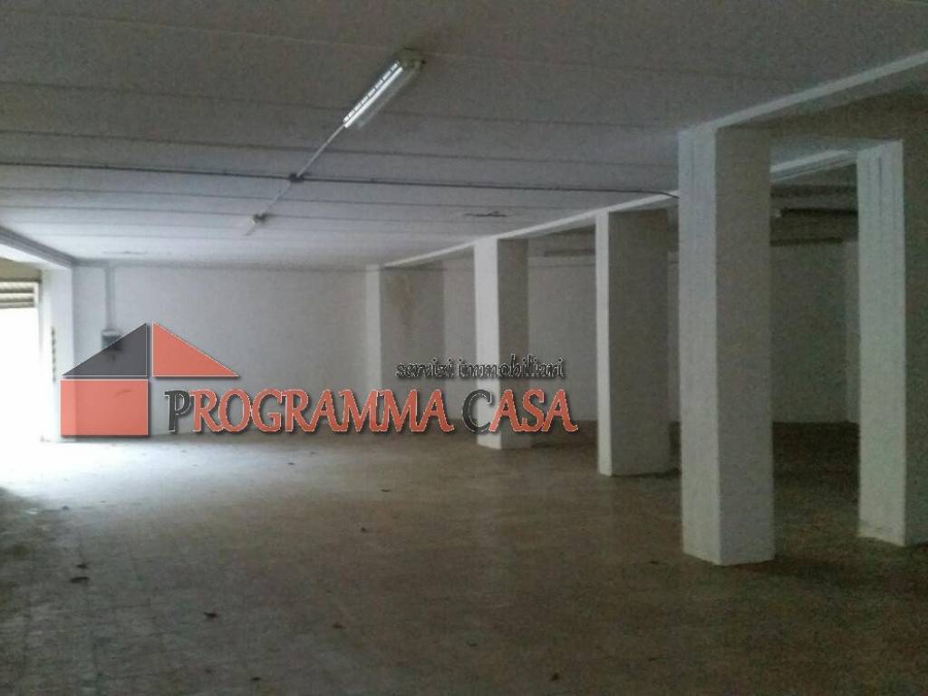 locale commerciale in vendita a Pomezia