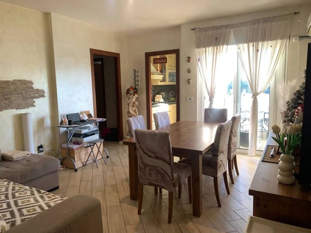 appartamento in vendita a Pomezia in zona Santa Palomba