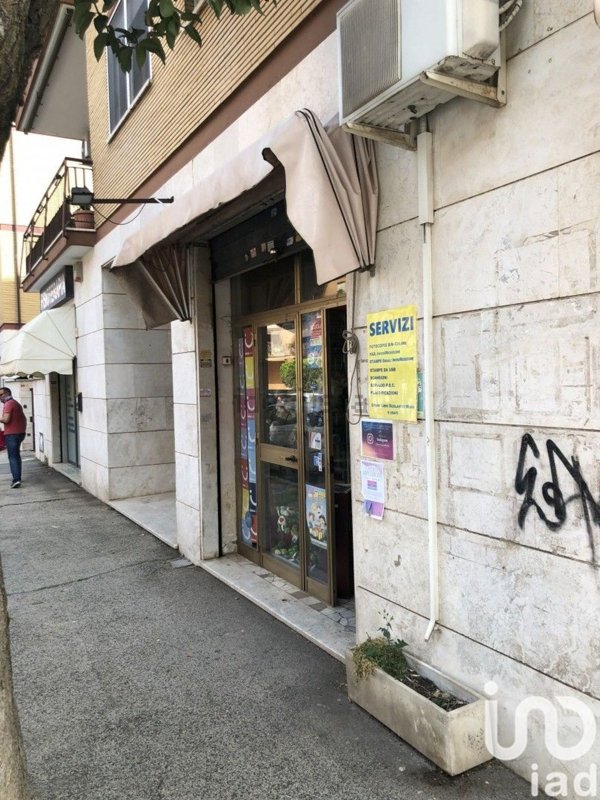 locale commerciale in vendita a Pomezia