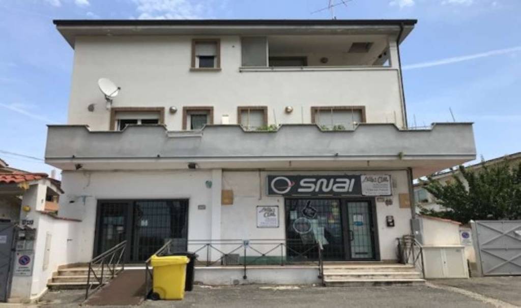 negozio in vendita a Pomezia in zona Torvaianica Alta