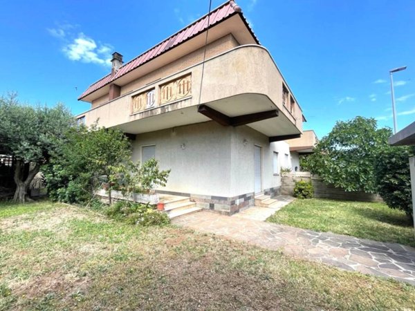 casa indipendente in vendita a Pomezia in zona Torvaianica Alta